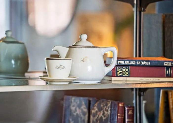 Astoria, Western Signature Collection